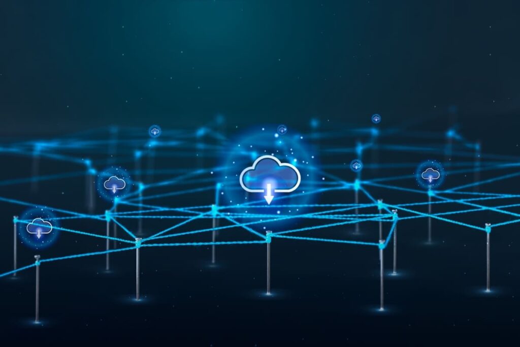 Rede digital de ícones de nuvem interconectados por linhas azuis brilhantes, simbolizando a gestão e integração de sistemas na multicloud orchestration.